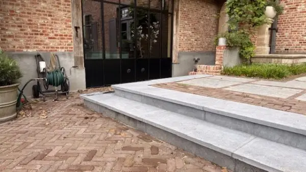 Traptreden Belgisch Hardsteen met anti slip strook - Afbeelding 3