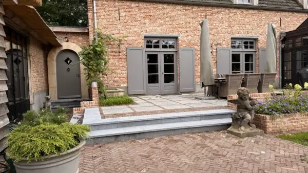 Traptreden Belgisch Hardsteen met anti slip strook - Afbeelding 4