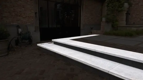 Traptreden Belgisch Hardsteen met anti slip strook